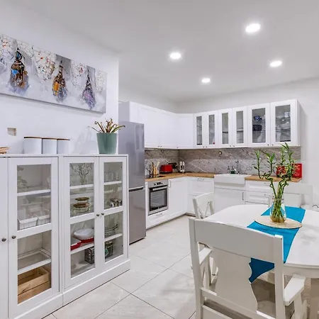 Apartment A Lovely 2br Maisonette With Private Terrace & Bbq By 360 Estates *