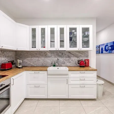 Daire A Lovely 2br Maisonette With Private Terrace & Bbq By 360 Estates