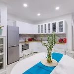 A Lovely 2br Maisonette With Private Terrace & Bbq By 360 Estates Lejlighed